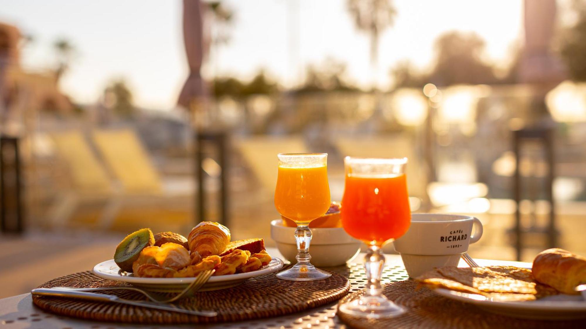 Hotel Club Oustal Del Mar Le Lavandou Exterior photo